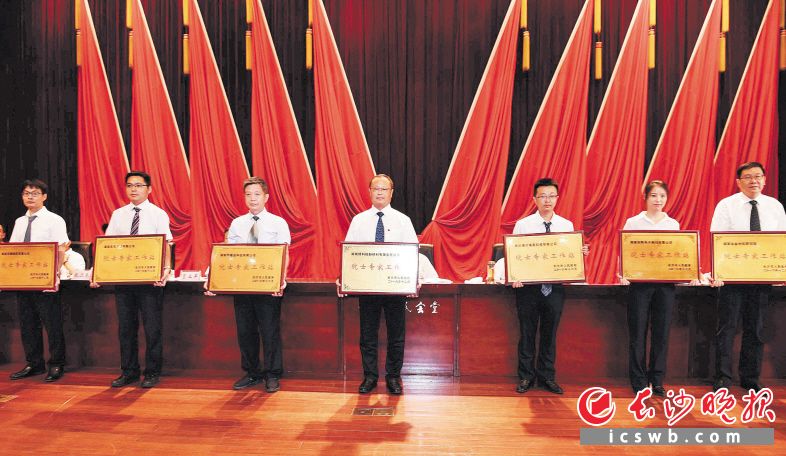 　　在昨日召開的長沙科技創(chuàng)新大會上，省、市領(lǐng)導(dǎo)向院士專家工作站授牌。長沙晚報記者 周柏平 攝